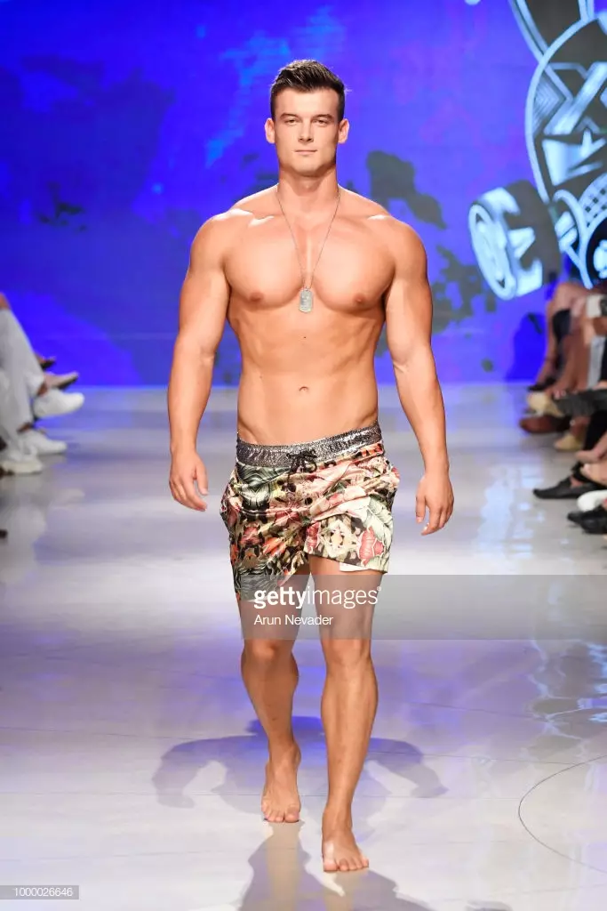 Modelek ji bo Mister Triple X di Hefteya Swim-ê ya Miami-yê de ji hêla Art Hearts Fashion Swim/Resort 2018/19 ve li Faena Forumê di 15-ê Tîrmeha 2018-an de li Miami Beach, Florida, li ser pîsta dimeşe.
