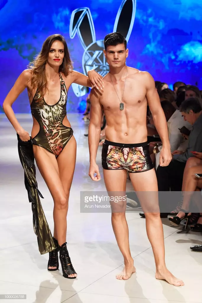Modelek ji bo Mister Triple X di Hefteya Swim-ê ya Miami-yê de ji hêla Art Hearts Fashion Swim/Resort 2018/19 ve li Faena Forumê di 15-ê Tîrmeha 2018-an de li Miami Beach, Florida, li ser pîsta dimeşe.