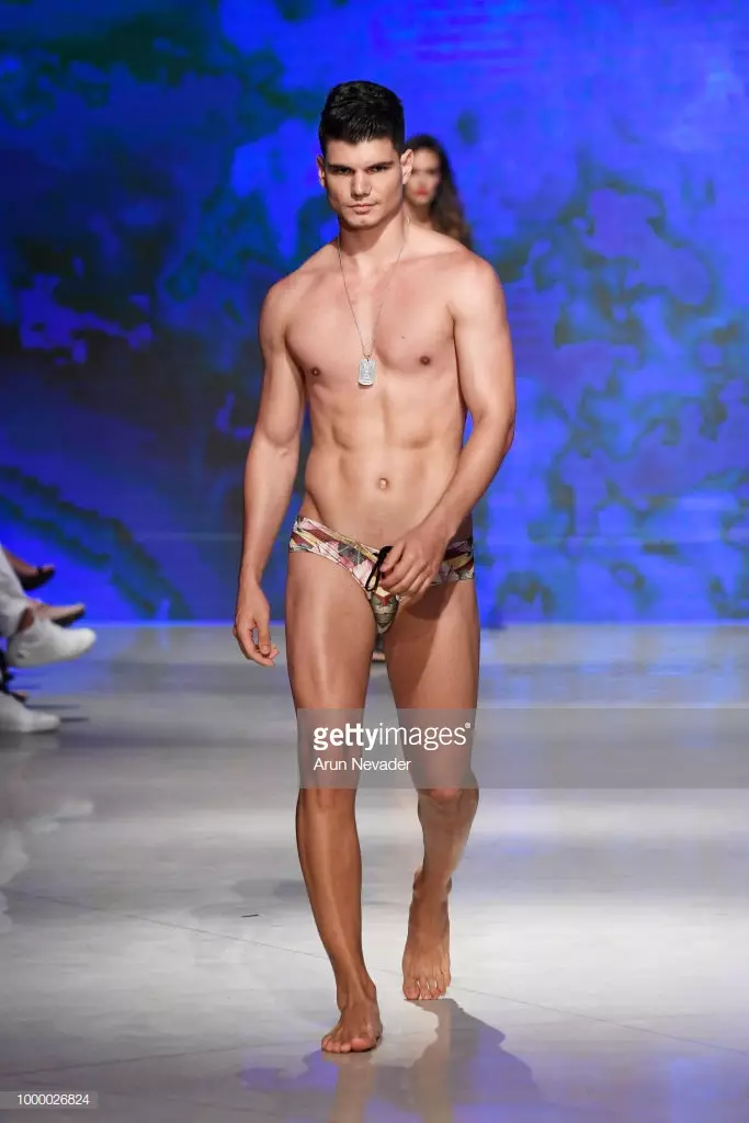 En modell går banan för Mister Triple X på Miami Swim Week driven av Art Hearts Fashion Swim/Resort 2018/19 på Faena Forum den 15 juli 2018 i Miami Beach, Florida.