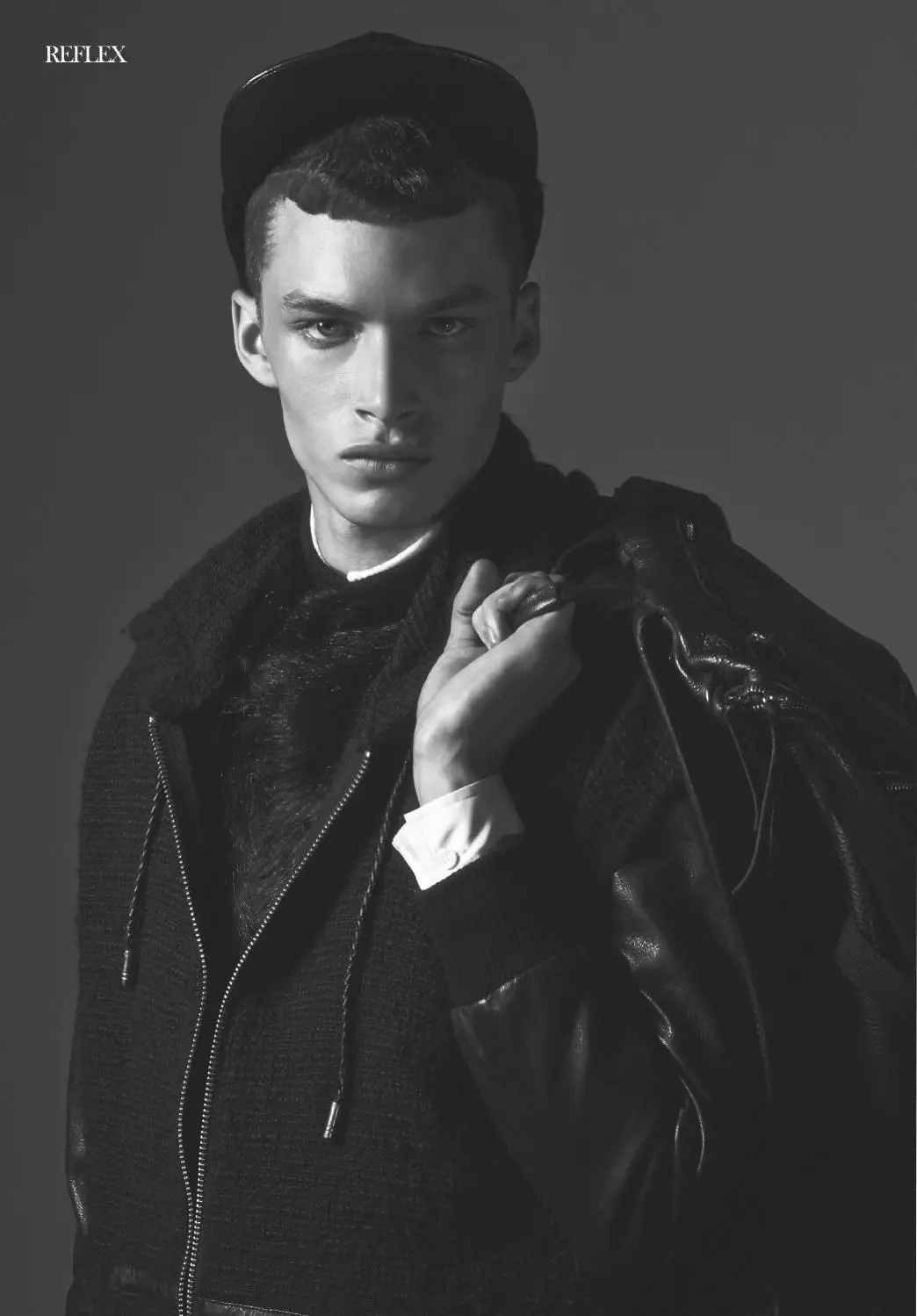 Namangha sa black and white fashion editorial na ito para sa September Issue Reflex Homme na nakamamanghang photography ni Geoff Barrenger, Photographer at pinagbibidahan ng nangungunang modelo na si Louis Mayhew (kasalukuyang nasa NYFW) Siya ay kinakatawan ng DNA Model Management. Istilo ni Anthony Pedraza na Pinamagatang