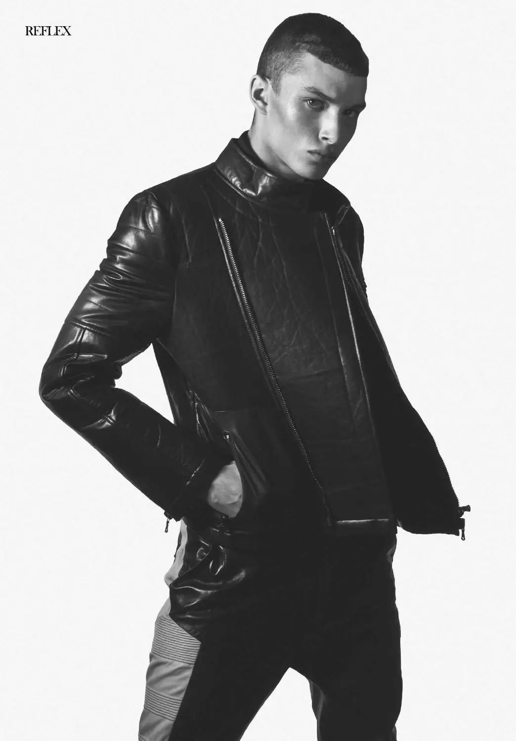 Namangha sa black and white fashion editorial na ito para sa September Issue Reflex Homme na nakamamanghang photography ni Geoff Barrenger, Photographer at pinagbibidahan ng nangungunang modelo na si Louis Mayhew (kasalukuyang nasa NYFW) Siya ay kinakatawan ng DNA Model Management. Istilo ni Anthony Pedraza na Pinamagatang