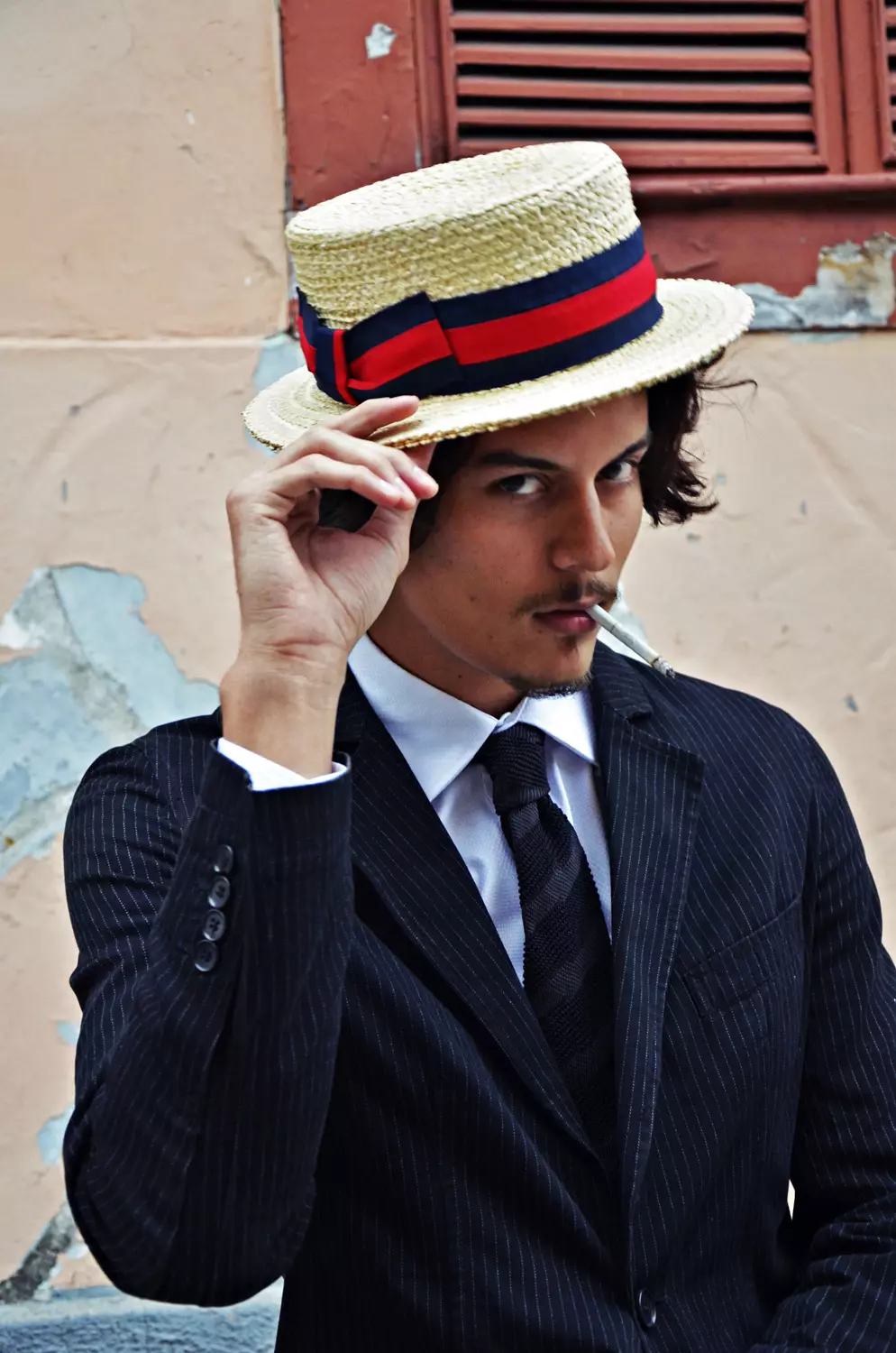 No, non è Johnny Depp! Sorprendente per quanto assomigli a una versione più sana di Depp, è Felipe Fabrizzi, un giovane modello brasiliano rappresentato da 40 Graus Models che giocano