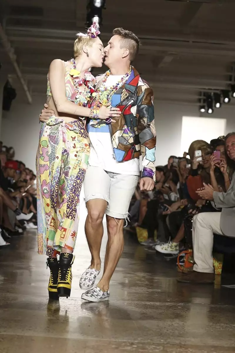 Jeremy Scott, New Yorken 2015eko Udaberriko Udaberrirako prest jartzeko bilduma