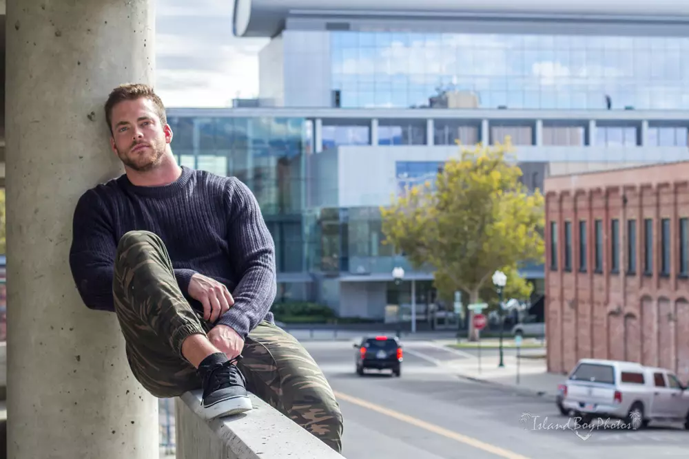 Tanner Chidester er ekki þín dæmigerða heita karlkyns fyrirsæta. Með ævisögu sem felur í sér að vera alinn upp í mormónatrú í risastórri Texas fjölskyldu, var Tanner líka óttalaus línuvörður fyrir BYU Cougars. Síðar varð hann óttalaus fyrirsæta sem hneykslaði íhaldssama BYU samfélagið með rjúkandi myndum sínum.