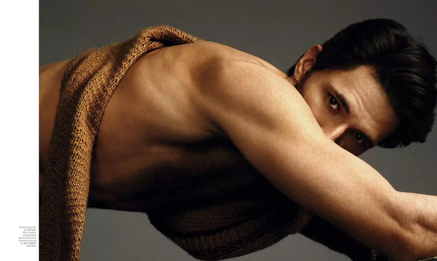 Model top Spanyol Andrés Velencoso memanjakan layar kami untuk edisi baru Harper's Bazaar Espaa Agustus 2015 berjudul