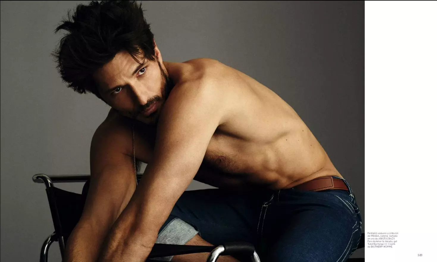 Ang nangungunang modelo ng Espanyol na si Andrés Velencoso ay natutuwa sa aming mga screen para sa bagong isyu ng Harper's Bazaar España Agosto 2015 na pinamagatang