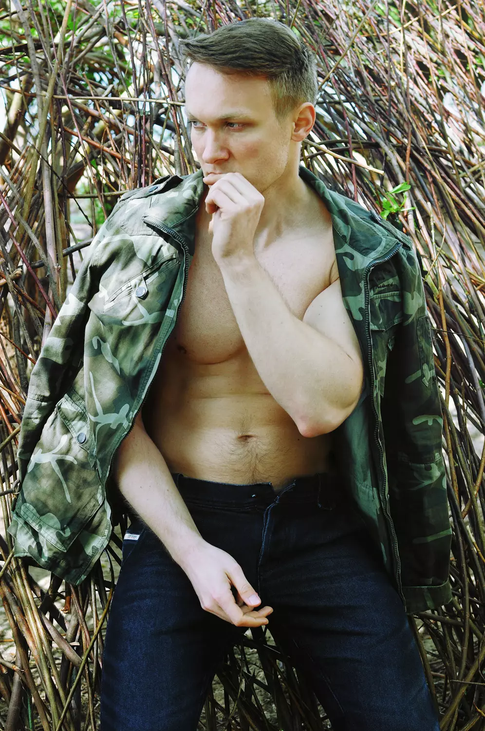 Model Polandia Karl Bloss dalam pemotretan speedo dan jaket militer di Warsawa oleh CES Photography.