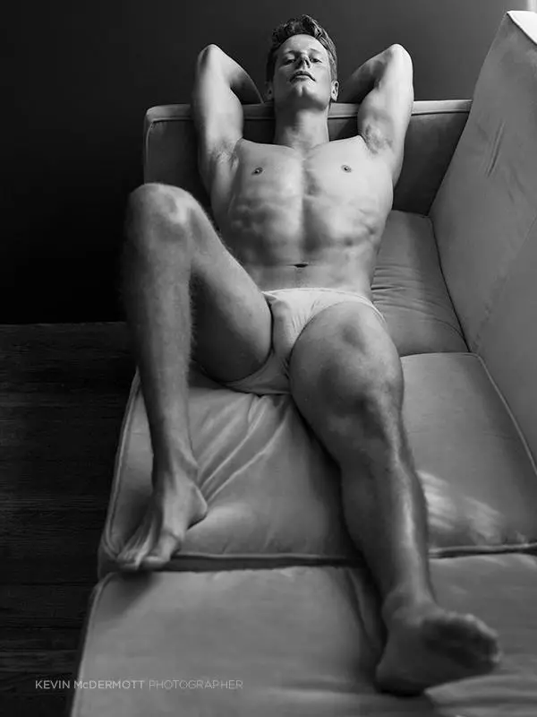 Peb Hnub Monday Motivation nrog hottie Wesley Campbell tam sim no tua los ntawm Kevin McDermott. Styled los ntawm tus phooj ywg hlub Kai Jankovic.