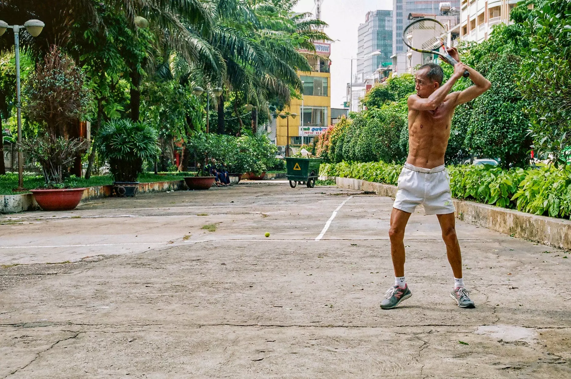 Mann, der mit einem Tennisschläger zuschlagen will Foto von Jeff Gendelman auf Pexels.com