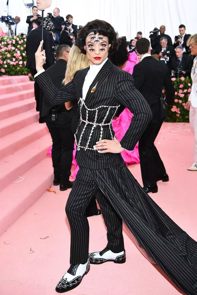 Homes al campament de celebració de la Met Gala 2019: notes sobre la moda 23276_36