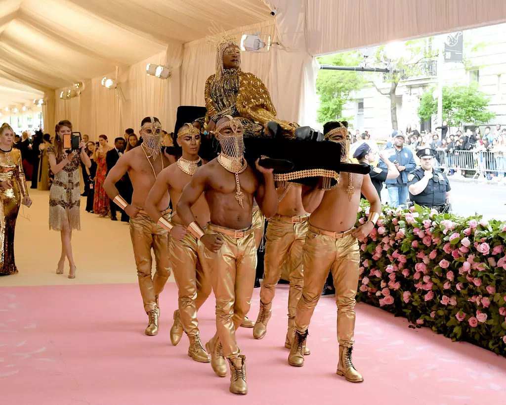 მამაკაცები 2019 წლის Met Gala-ს სადღესასწაულო ბანაკში: შენიშვნები მოდის შესახებ 23276_40