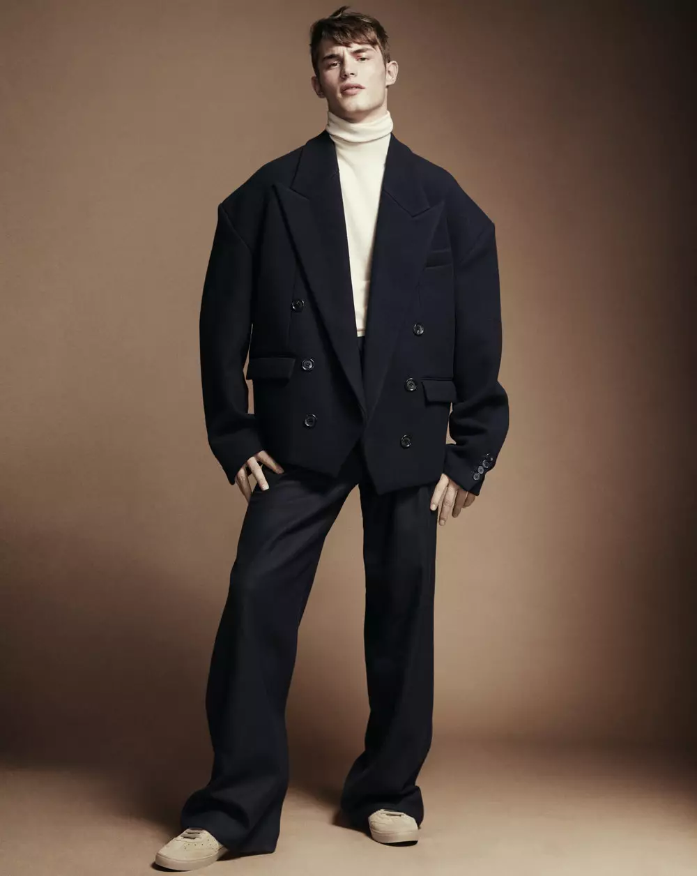 Dries Van Noten 羊毛高領衫和長褲； Juun.J 羊毛大衣。