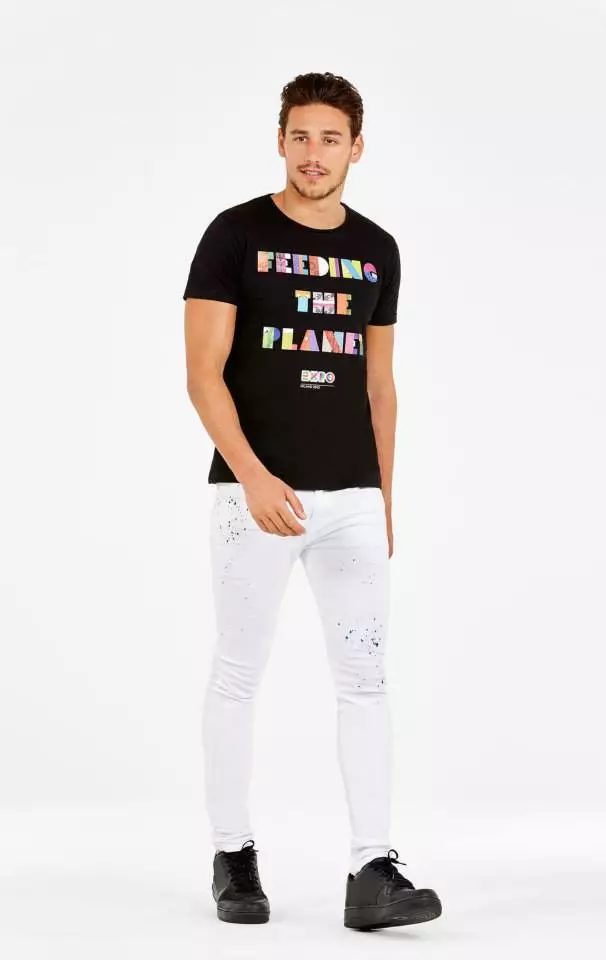 Hibal-i ang eksklusibo nga koleksyon sa mga t-shirt para sa OVS para sa EXPO nga magamit online ug sa mga pinili nga tindahan. Ang pagmodelo sa matag tee naa si Mariano Ontañón sa atubangan sa retailer sa Milano.