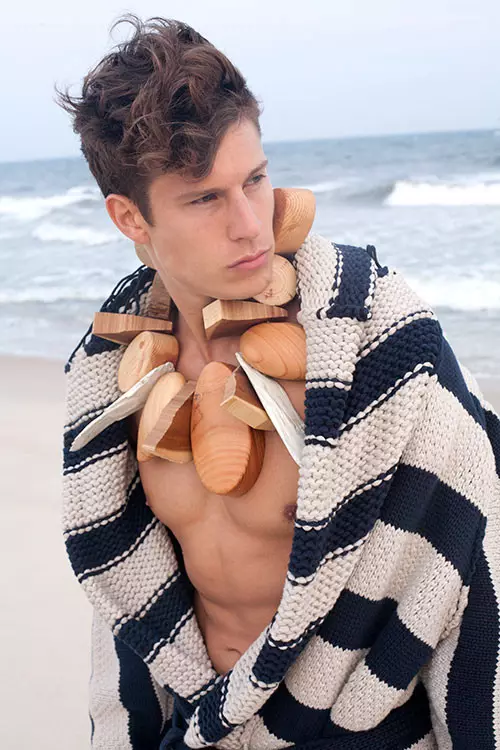 Unha das máis citadas e queridas por todos os modelos é Eian Scully que abraza unha impresionante sesión de praia para a revista OUT, rodada por Marcus Morris.