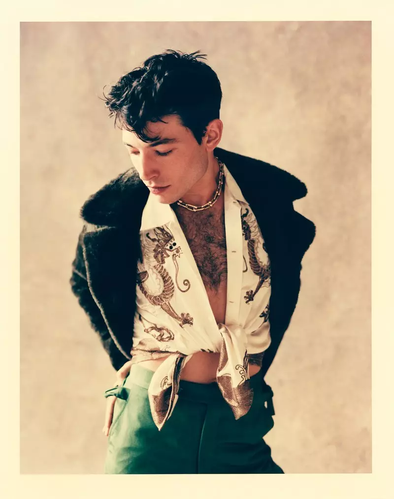 Ezra Miller jimareya betlaneyê ya GQ Style Winter 2018 vedigire