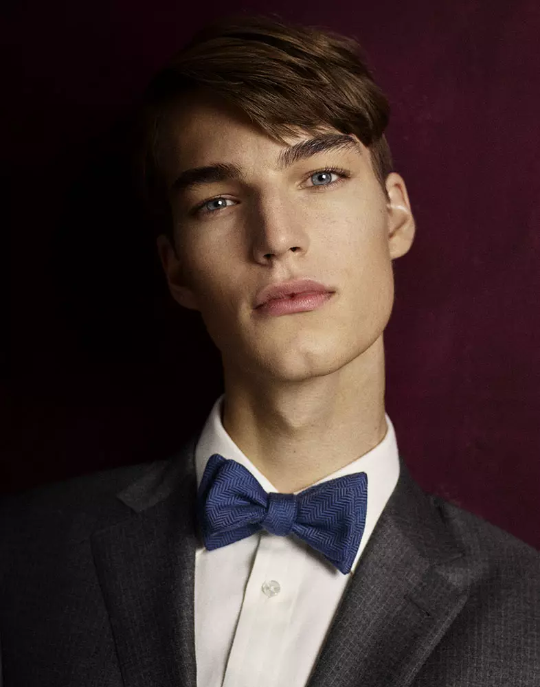 Model Gustav Swedberg adalah wajah baru Elimar di Lookbook Musim Semi/Musim Panas 2016 yang dipotret oleh Kim Jakobsen To, Art director oleh Tom Perssons, ditata oleh Hamish Wirgman, penata rambut Takuya Uchiyama.