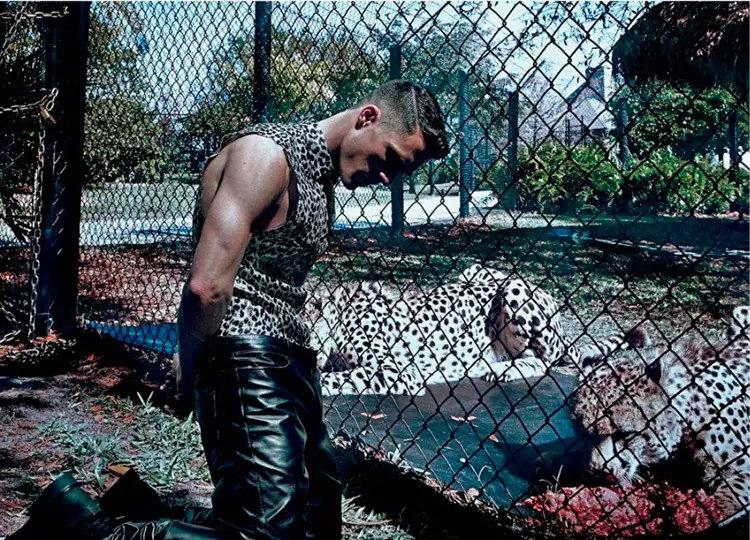 Herec Colton Haynes, ktorý pre najnovšie vydanie magazínu VMan nafotil Steven Klein a upravil ho Nicola Formichetti.