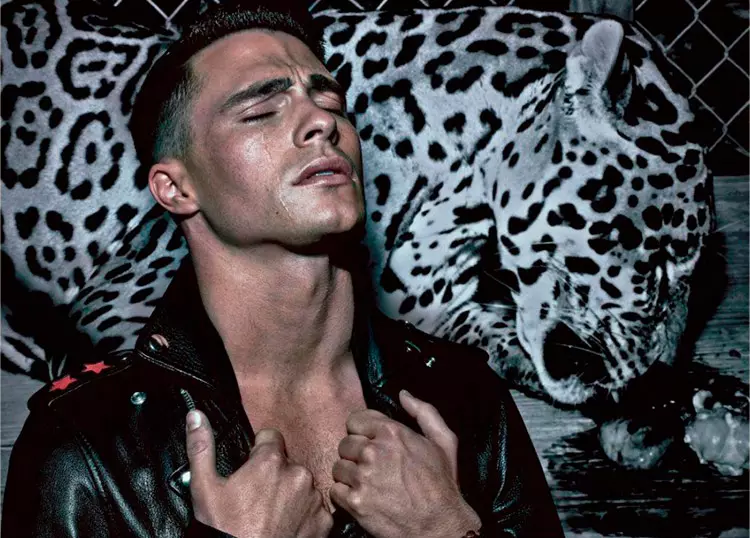 Umlingisi u-Colton Haynes uthwetshulwe nguSteven Klein futhi wabhalwa nguNicola Formichetti, kumagazini wakamuva we-VMan.