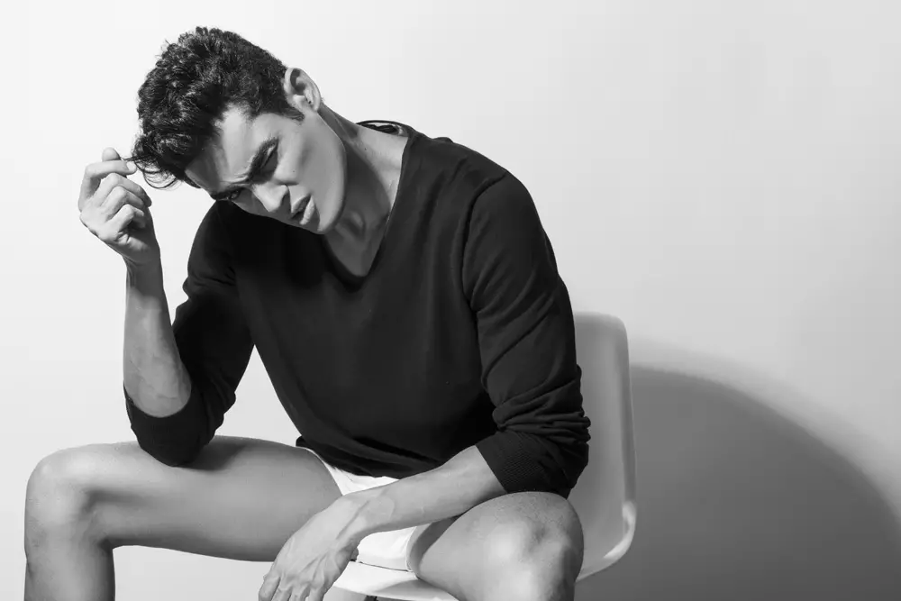 Keahlian dalam mode dan potret kecantikan, kami memiliki untuk pertama kalinya di Fashionably Male, duo Antonio & Daniel Photographers yang berbasis di Mexico City, memperkenalkan karya mereka dengan model pria yang menggairahkan Felipe Santos.