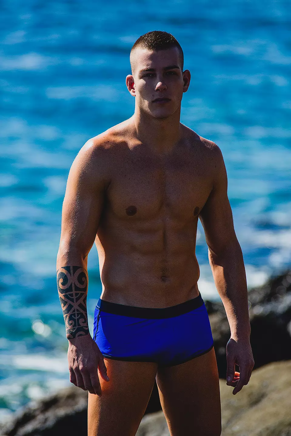 Christopheru Garcíovi je 28 let a je profesionálním bojovníkem Jui-Jitsu, ale nyní pózuje pro ST33LE Swimwear, který na Tenerife střílel talentovaný Adrián C. Martín.