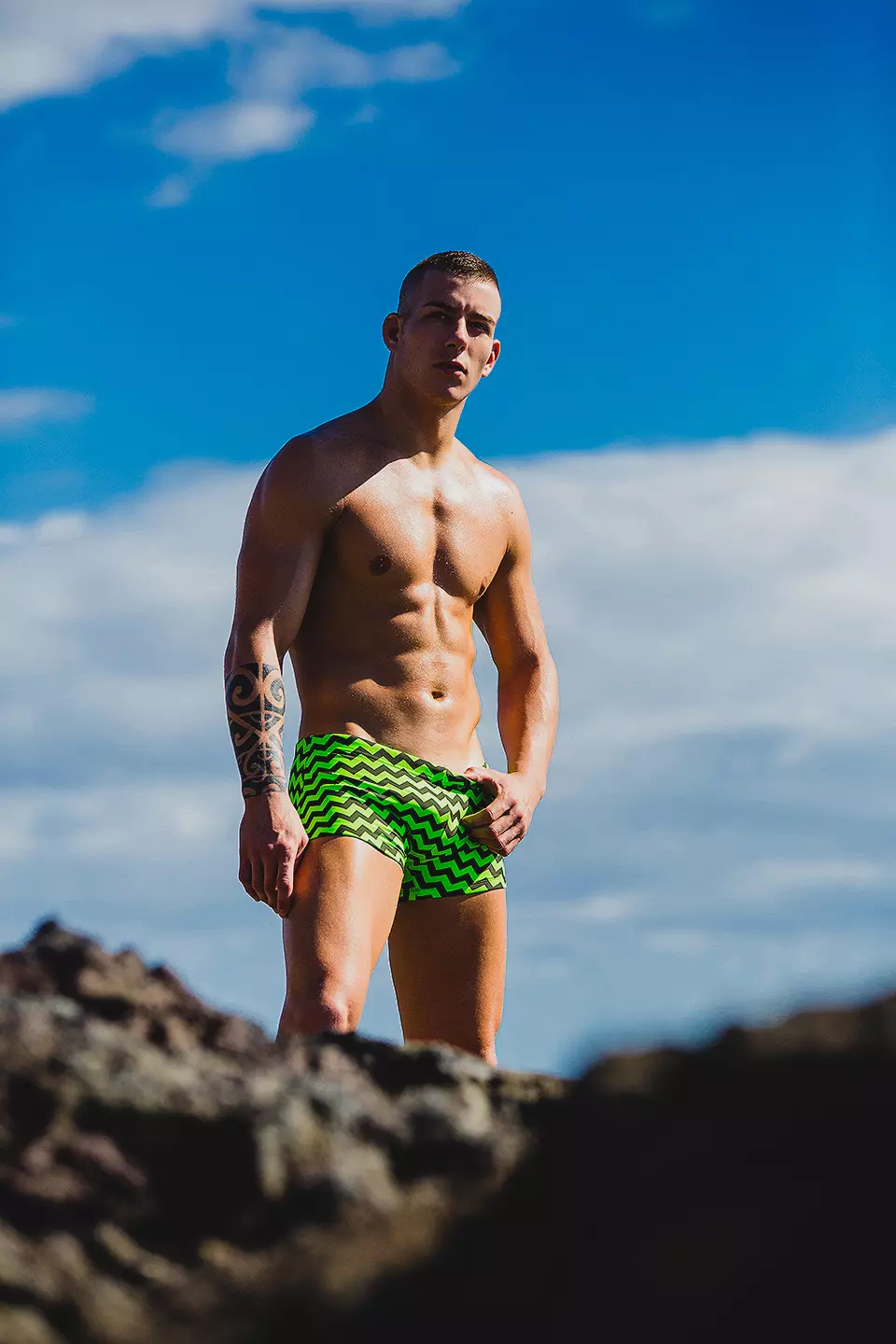 Christopher García ha 28 anni ed è un combattente professionista di Jui-Jitsu, ma ora posa per ST33LE Swimwear, fotografato a Tenerife dal talentuoso Adrián C. Martín.