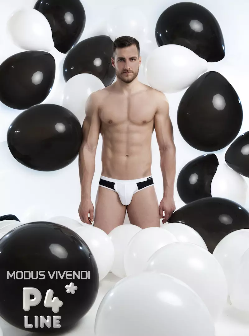 Modus Vivendi 推出全新 Perforated Line 男士內衣、泳裝和運動休閒服品牌 Modus Vivendi 將推出全新 Perforated Line 2016 春夏系列。該系列包括四種顏色的內衣和背心，旨在結合本季的兩大流行趨勢：色塊和粉彩。 Perforated 系列的內衣有三種獨特的剪裁：迷你三角褲、三角褲和平角褲。它們的側板和背板均由棉質優質運動網眼製成，可吸濕排汗並形成對比色實心棉質小袋。這些俏皮的設計不僅適用於健身房，也適用於任何其他活動和各種場合。色彩時尚而現代，將粉彩與大膽的經典相結合。該系列的背心採用多功能修身設計，帶有時尚的對比色頸部和手臂飾邊，您可以在健身房穿著，作為街頭服飾搭配您最喜歡的牛仔褲或搭配該系列的內衣。在 2016 年春夏大片的第一部分，Modus Vivendi 選擇了才華橫溢的希臘攝影師 George Kostopoulos 和新面孔模特 Alexios Charistos。此廣告系列名為 P4，代表該系列的四種新顏色組合及其設計元素：俏皮、穿孔和粉狀粉彩。圖片來源：內衣和背心：Modus Vivendi 攝影師：George Kostopoulos 模特：Alexios Charistos