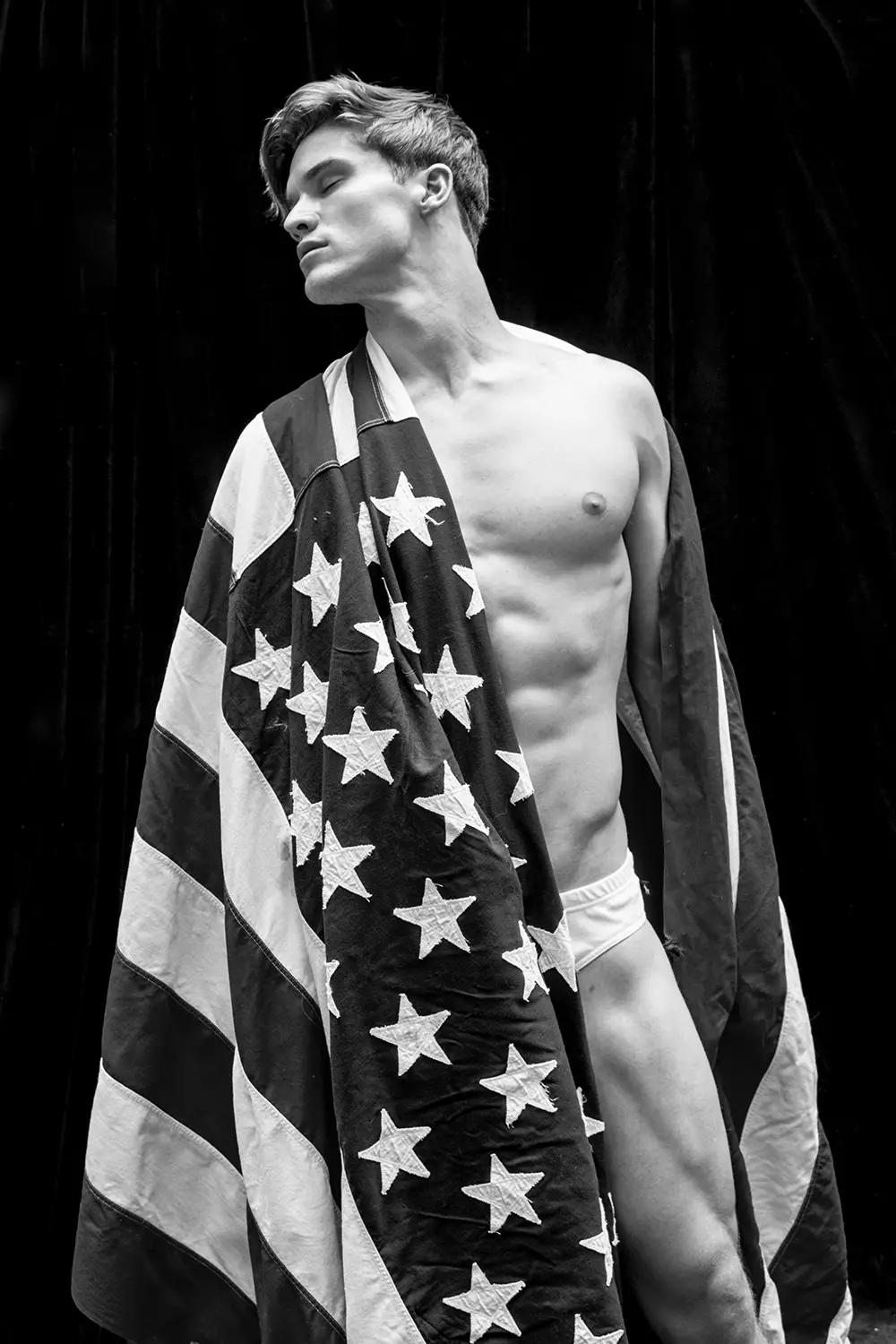 Boys of Summer, fotografiert von Gregory Prescott, sind alle männliche Models von Q Model Management in New York City. Die Models sind Dylan Hartigan aus England, Eugon McNeil aus Kapstadt, Südafrika, Jannick Scharmwebber aus Deutschland, Matthew McGue und Cameron Keesling, beide aus den USA.