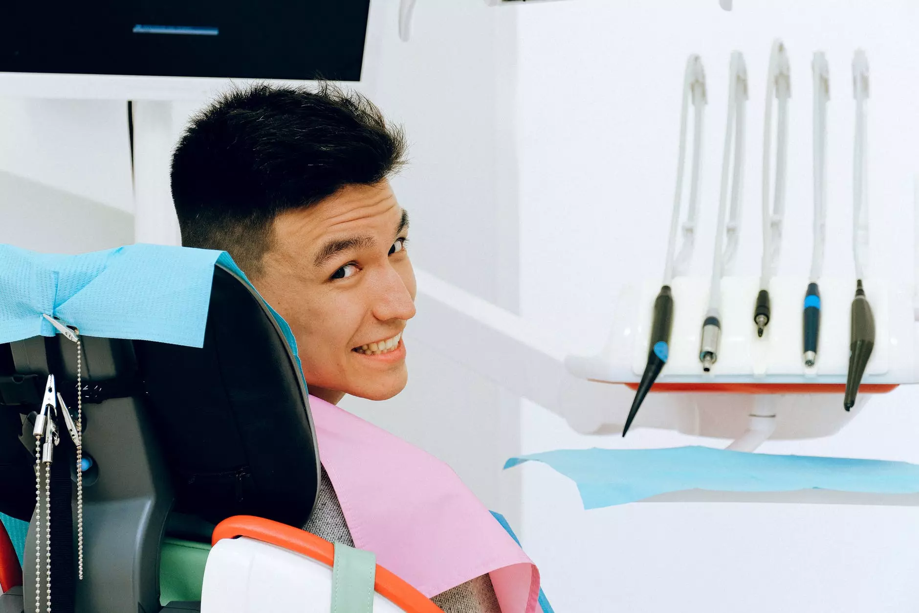 gai homme ethnique assis dans un fauteuil dentaire dans un bureau de dentiste moderne Photo d'Anna Shvets sur Pexels.com