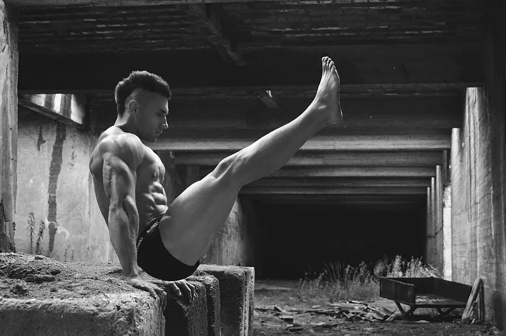 Kristian Šaula bosniar fitness gizonezko modeloa Mladen Blagojevic-en kameraren aurrean bere fit tonudun gorputza posatzen eta flexionatzen.