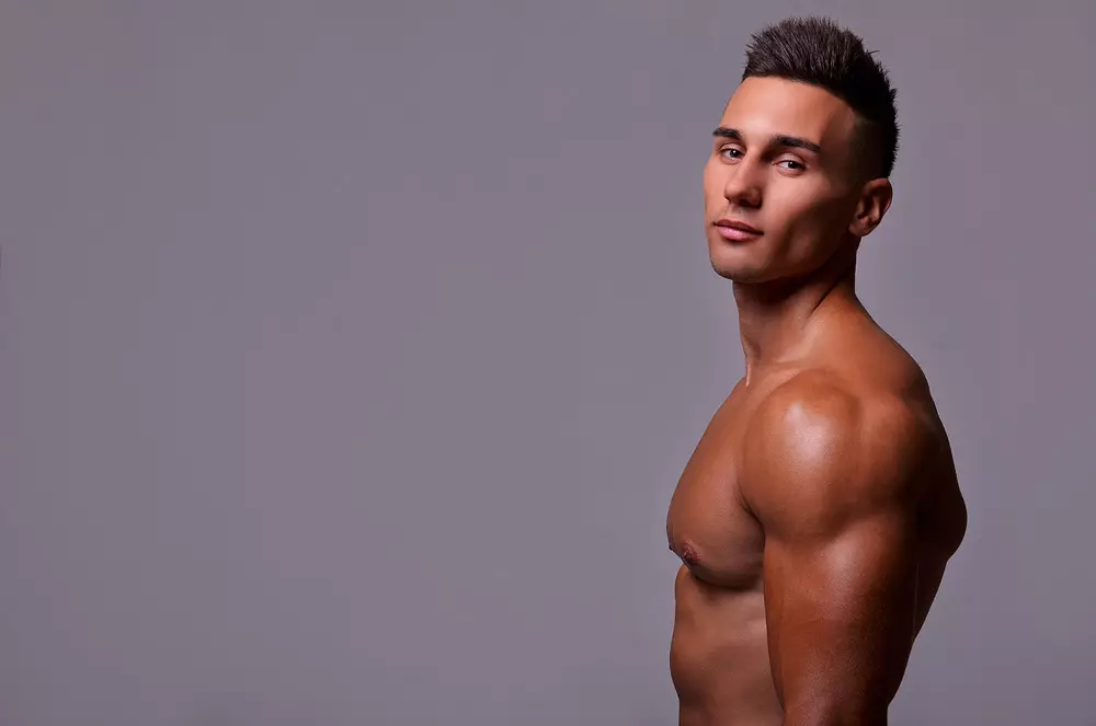 Ang Bosnian fitness male model na si Kristian Šaula ay nagpo-pose at inibaluktot ang kanyang fit toned body sa harap ng camera ni Mladen Blagojevic.