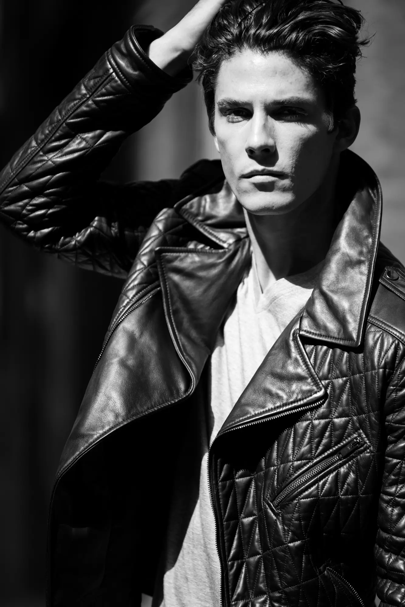 Vilken trevlig session vi kan se tydligt här, charmiga Soul Artist Model Bart Grzybowski fångas av den begåvade tjejen Alexis Adam med en styling av Brandon Vivas och en grooming av Dillon Pena. Fotografiet av Alexis Adam är fascinerande eftersom hon har ett perfekt fokus och koncentrerar sig på det hon gör. Samtidigt ser Bart fantastisk ut i denna session, utmärkt jobbat.