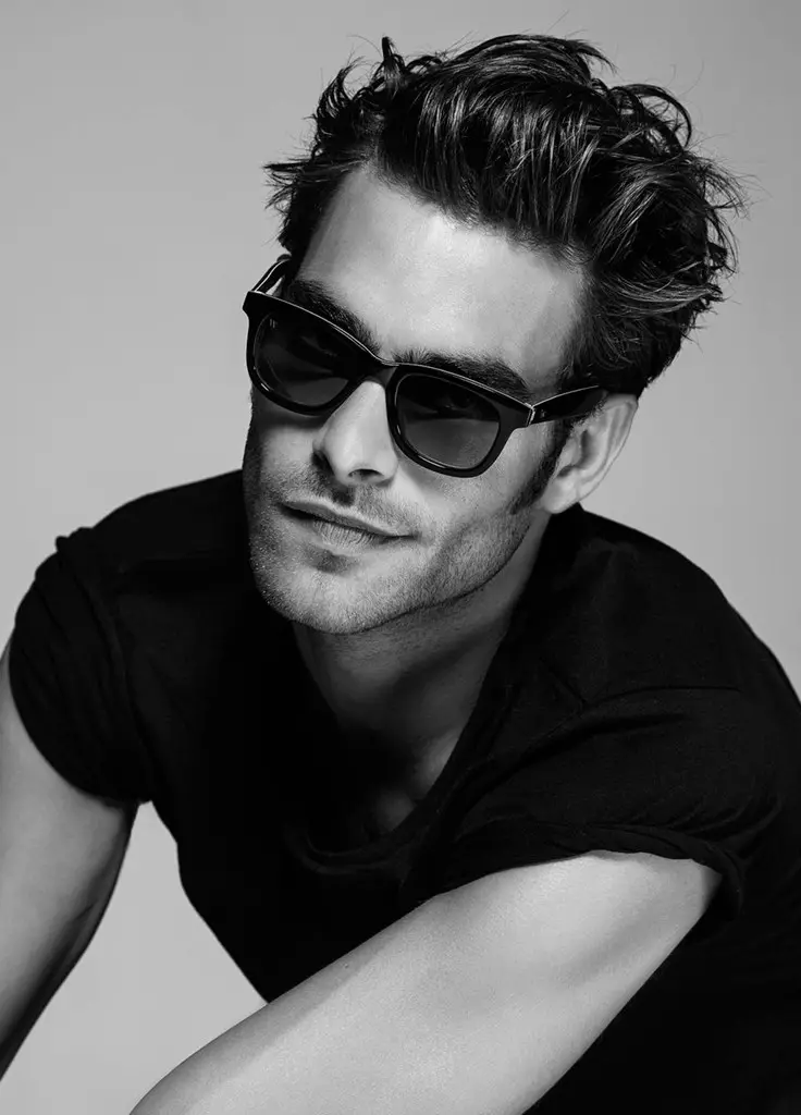 Ang Spanish top model nga si Jon Kortajarena nakigtambayayong sa eyewear brand nga Wolfnoir sa usa ka koleksyon sa unisex sunglasses. Ang kompleto nga koleksyon anaa dinhi.