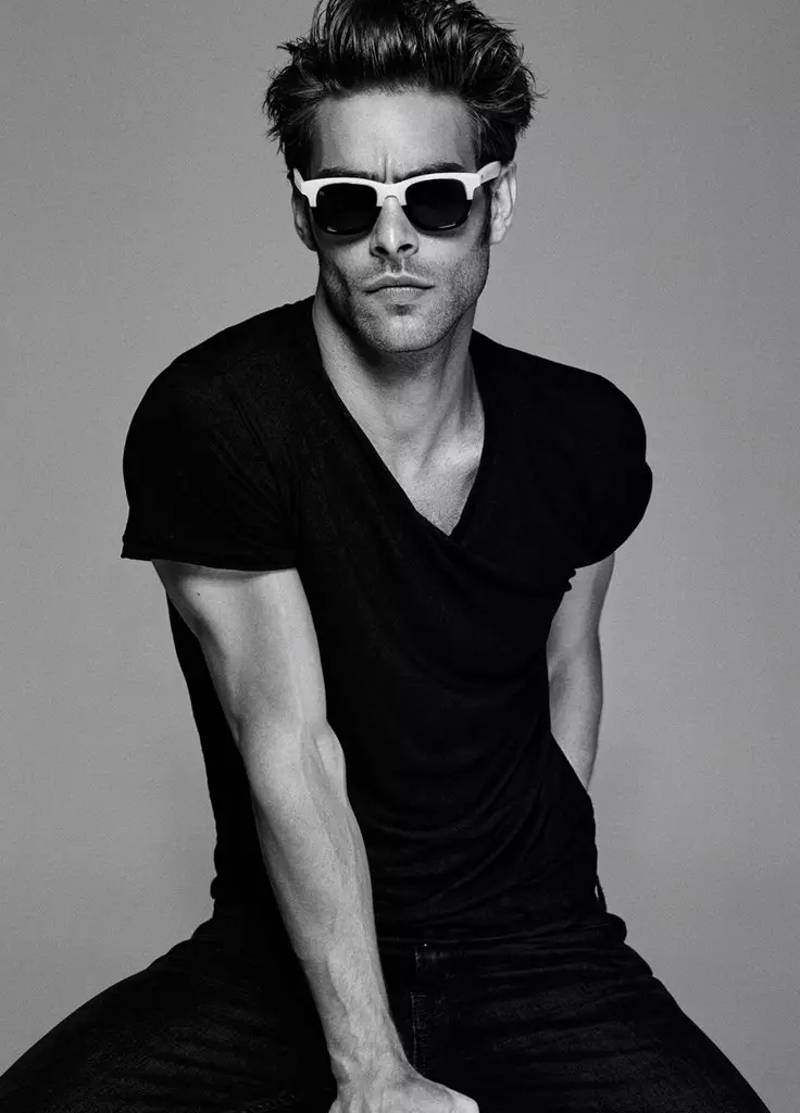 Model top Spanyol Jon Kortajarena berkolaborasi dengan merek kacamata Wolfnoir pada koleksi kacamata hitam unisex. Koleksi lengkapnya tersedia di sini.