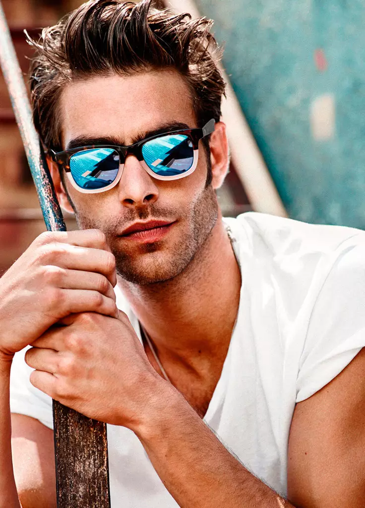 İspanyol top model Jon Kortajarena, gözlük markası Wolfnoir ile unisex güneş gözlüğü koleksiyonu üzerinde işbirliği yapıyor. Koleksiyonun tamamı burada mevcuttur.