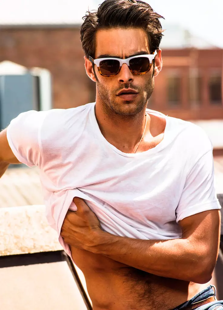 Ang Spanish top model nga si Jon Kortajarena nakigtambayayong sa eyewear brand nga Wolfnoir sa usa ka koleksyon sa unisex sunglasses. Ang kompleto nga koleksyon anaa dinhi.