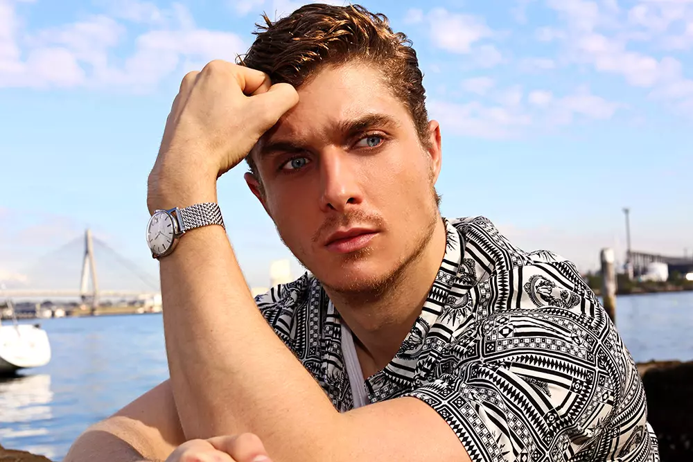 El actor y modelo australiano Alexis J. Cubis posa para nuevas instantáneas tomadas por Karim Konrad. Podría llegar pronto a Hollywood. Pero hablemos de él, después de graduarse como Dux (Valedictorian) de su escuela secundaria en Sydney, Australia, Alex pasó a estudiar dobles títulos en derecho y artes (historia) en la Universidad de Sydney, donde recibió numerosos premios y becas. Actor prometedor y listo para acertar en todos los lugares.