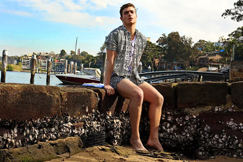 Aktor jeung modél Aussie Alexis J. Cubis posing pikeun snaps seger dicokot ku Karim Konrad. Anjeunna tiasa sumping di Hollywood pas. Tapi hayu urang ngobrol ngeunaan anjeunna, sanggeus lulus Dux (Valedictorian) ti SMA-na di Sydney, Australia, Alex nuluykeun pikeun diajar gelar ganda dina hukum jeung seni (sajarah) di Universitas Sydney, dimana anjeunna narima loba hadiah jeung beasiswa. Aktor anu ngajangjikeun sareng siap pencét unggal tempat.