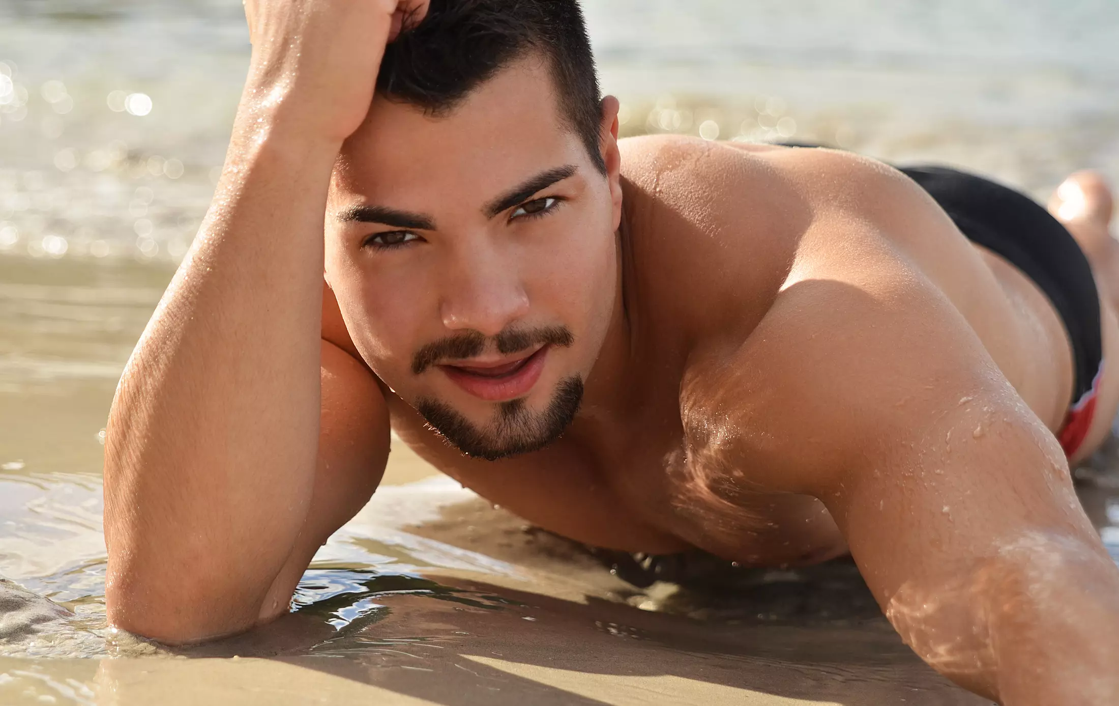 Kini ang mga litrato nga gihimo ni Mladen Blagojevic sa usa ka modelo sa Serbia nga ginganlag Vladimir. Kini nga mga lalaki mibiyahe ngadto sa Megan Bay sa Virgin Islands sa The Caribbean. Giboto kini nga baybayon isip usa sa top 10 nga mga beach sa kalibutan :) Nindot nga lokasyon nga adunay nindot nga modelo.