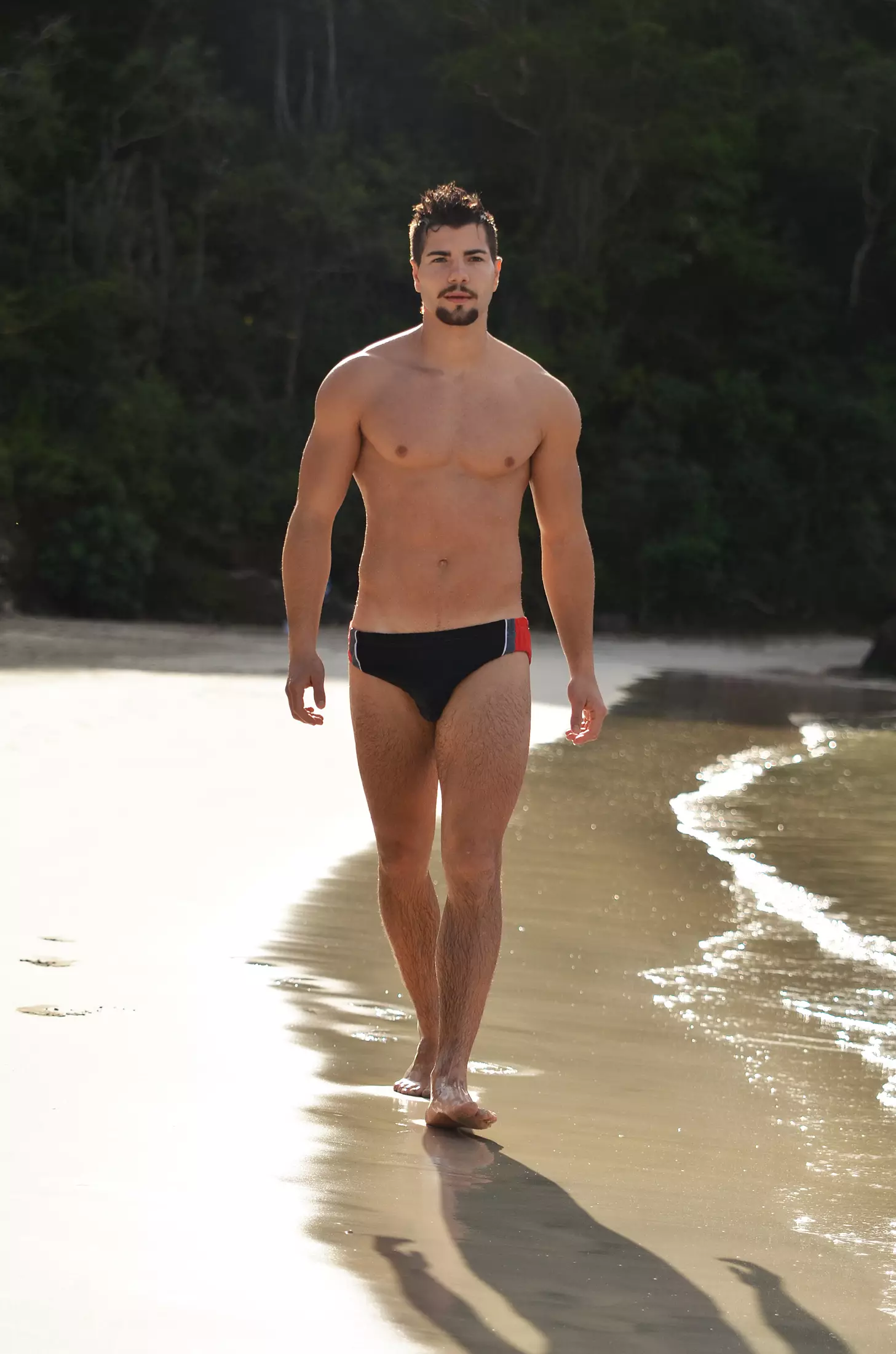 Ce sont les photos que Mladen Blagojevic a faites avec un mannequin serbe nommé Vladimir. Ces gars ont voyagé à Megans Bay aux îles Vierges dans les Caraïbes. Cette plage a été élue l'une des 10 meilleures plages du monde :) Très bien situé avec un beau modèle.