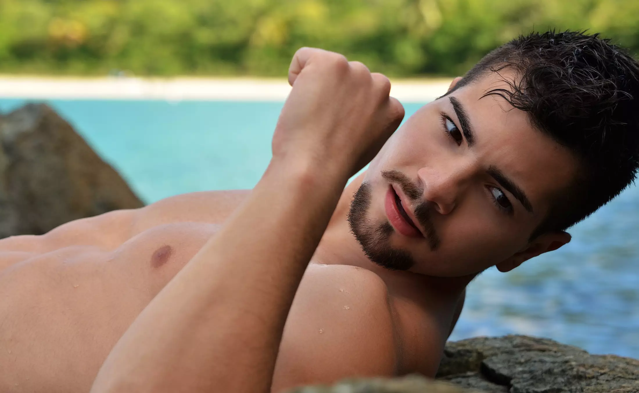 Ini adalah gambar yang Mladen Blagojevic lakukan bersama model Serbia bernama Vladimir. Mereka ini pergi ke Teluk Megan di Kepulauan Virgin di Caribbean. Pantai ini telah diundi sebagai salah satu daripada 10 pantai teratas di dunia :) Lokasi yang bagus dengan model yang cantik.