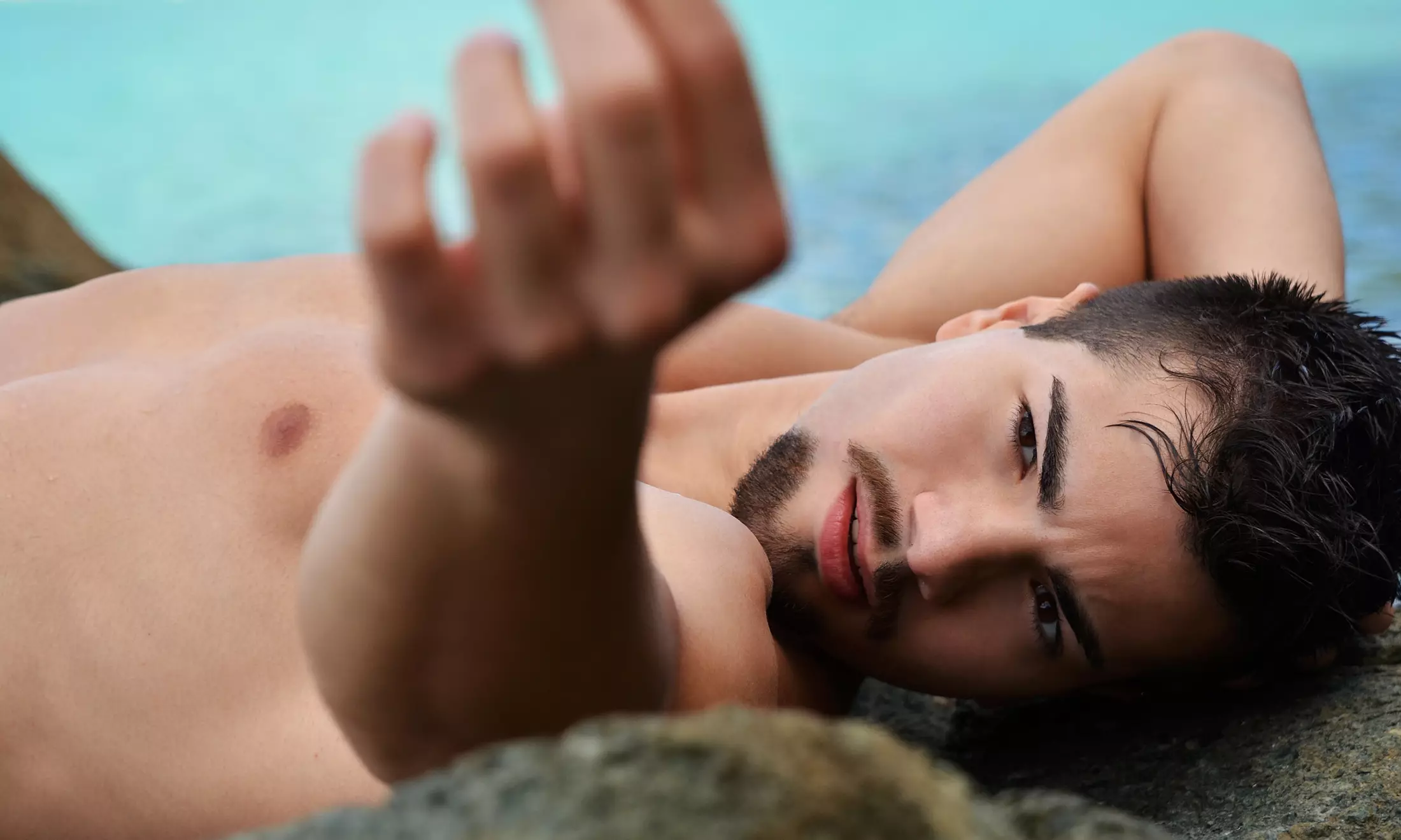 Kini ang mga litrato nga gihimo ni Mladen Blagojevic sa usa ka modelo sa Serbia nga ginganlag Vladimir. Kini nga mga lalaki mibiyahe ngadto sa Megan Bay sa Virgin Islands sa The Caribbean. Giboto kini nga baybayon isip usa sa top 10 nga mga beach sa kalibutan :) Nindot nga lokasyon nga adunay nindot nga modelo.