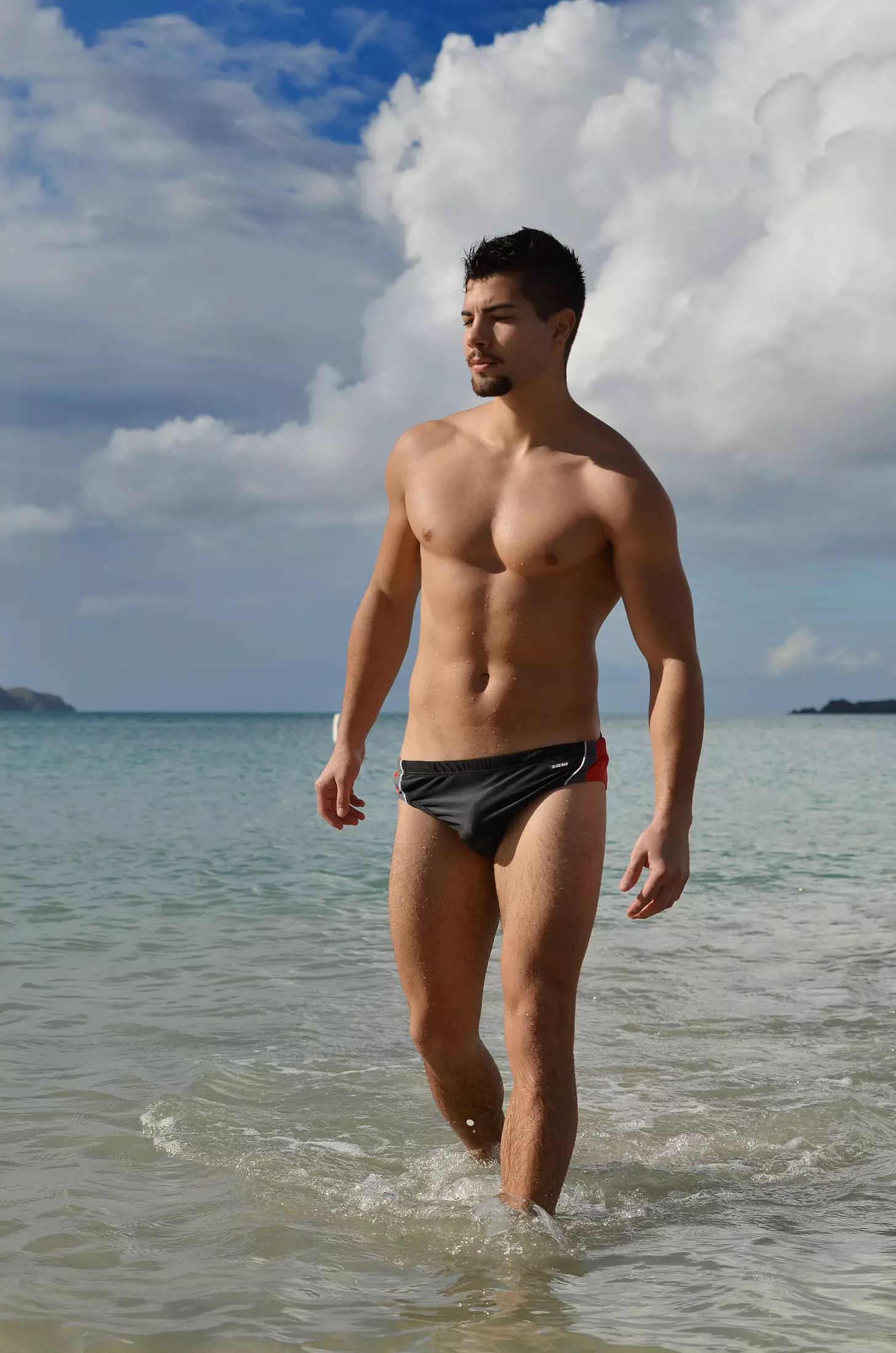 Acestea sunt fotografiile pe care Mladen Blagojevic le-a făcut cu un model sârb pe nume Vladimir. Acești tipi au călătorit în Megans Bay din Insulele Virgine din Caraibe. Această plajă a fost votată drept una dintre cele mai bune 10 plaje din lume :) Locație excelentă cu un model frumos.