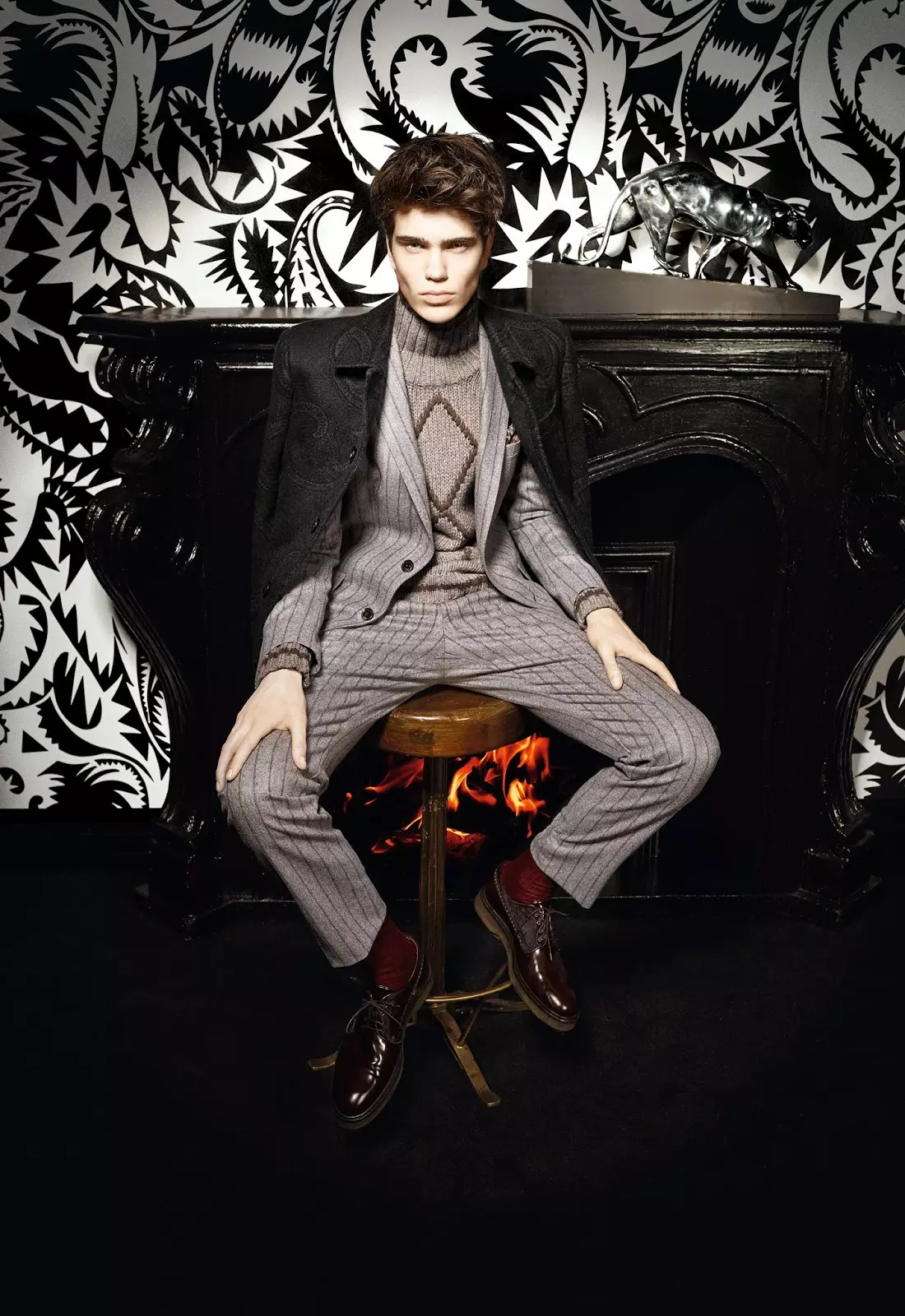 Etro Uomo Hierscht / Wanter 2015.16 Campagne / Lookbook. D'Kollektioun gouf als "sou räich a curéiert wéi e Kabinett vu Kuriositéiten" bezeechent. Dës Sammlung war e staarkt Beispill vu Geescht iwwer Matière an der Verfollegung vun artistesche sartorialen Dekor.