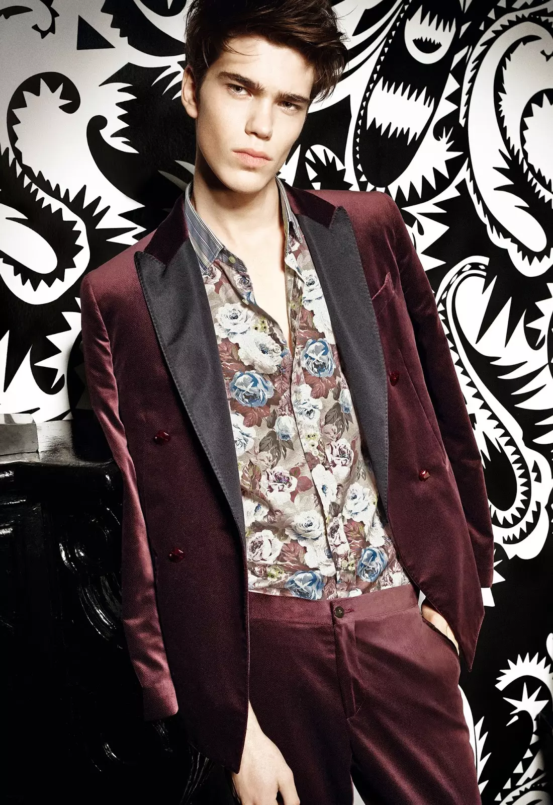 Etro Uomo Fall/ Winter 2015.16 مهم/ ڏس ڪتاب. هن مجموعي کي ”تجسس جي ڪابينا جي حيثيت سان مالدار ۽ ترتيب ڏنل“ جي طور تي حوالو ڏنو ويو. هي مجموعو آرٽسٽڪ سينگار جي جستجو ۾ معاملي تي ذهن جو هڪ مضبوط مثال هو.