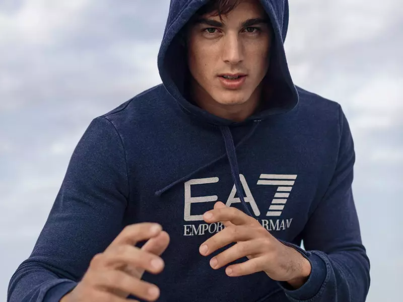 Pietro Boselli akatorwa mifananidzo naSerge Guerand muchitsuwa cheSardinia, yeChirimo/Zhizha 2016 bhuku rekutarisa reEA7 Emporio Armani.