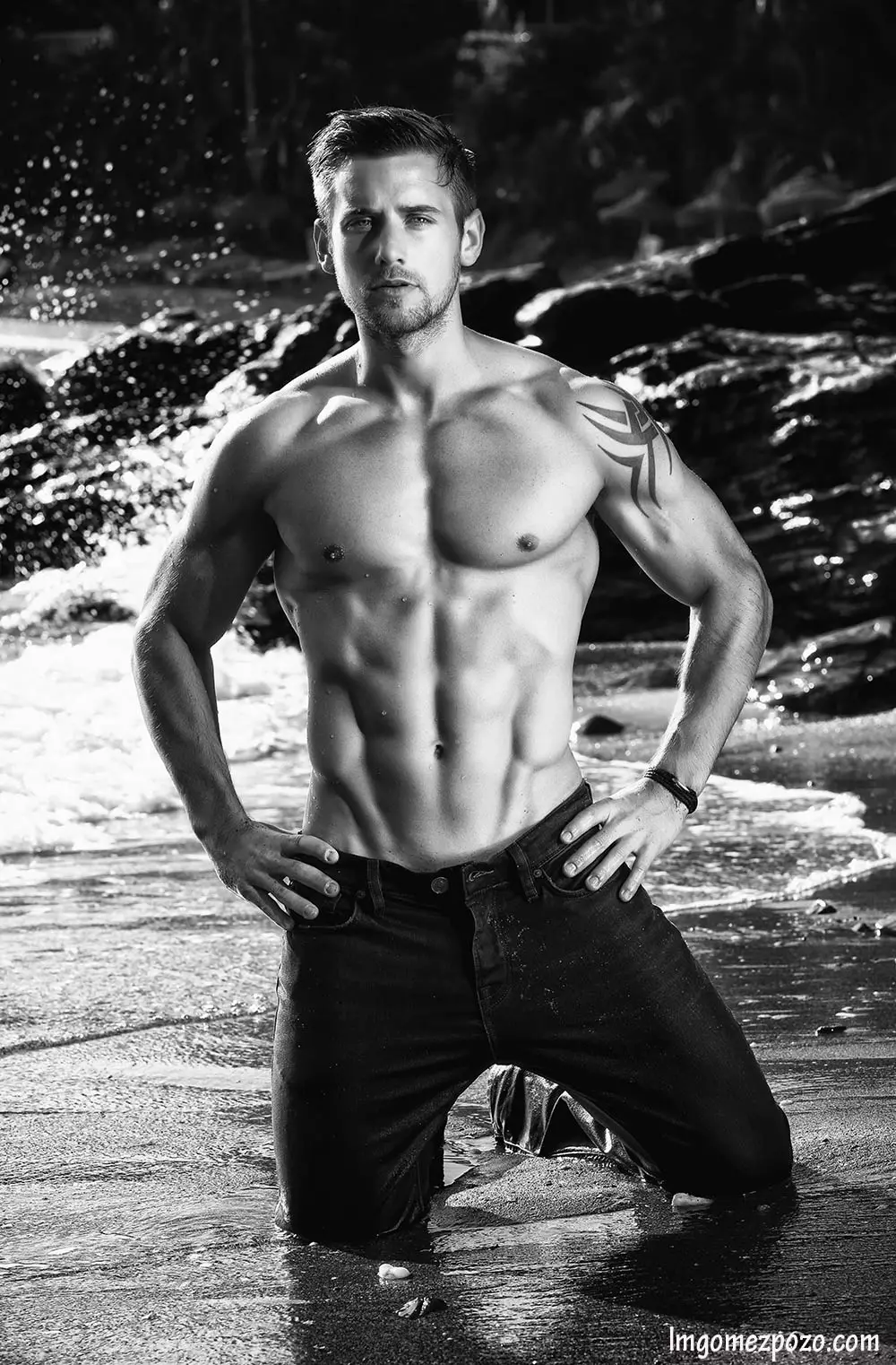 Cov khoom no tsuas yog rau Hunks nrhiav thoob ntiaj teb. Athletic Fitness hunk qauv Alex Crockford nyob rau London yees duab los ntawm LM Gómez Pozo.