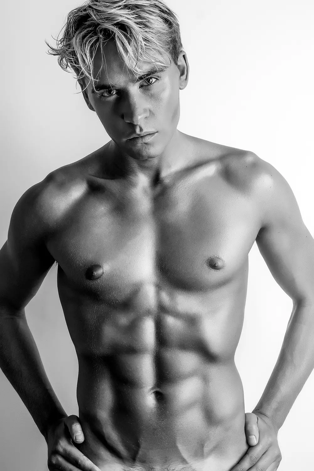 Den slående brasilianske nye model Eric Zett og den talentfulde fotograf Marcio Farias til en iøjnefaldende ny session, der viser modellens utroligt tonede fysik i speedo.