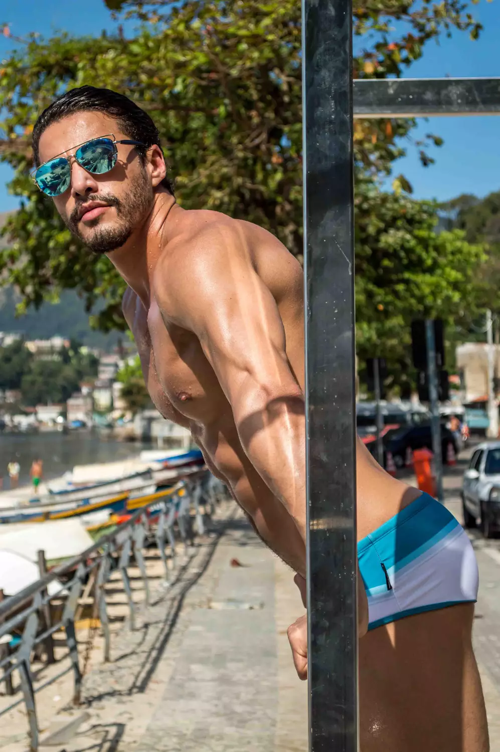 Test cu modelul brazilian Thiago Moreira (Agenția Oxx) care face exerciții în aer liber pe plaja Jurujuba din Niteroi. Capturat de Rodrigo Nunez și produs de Petrone.