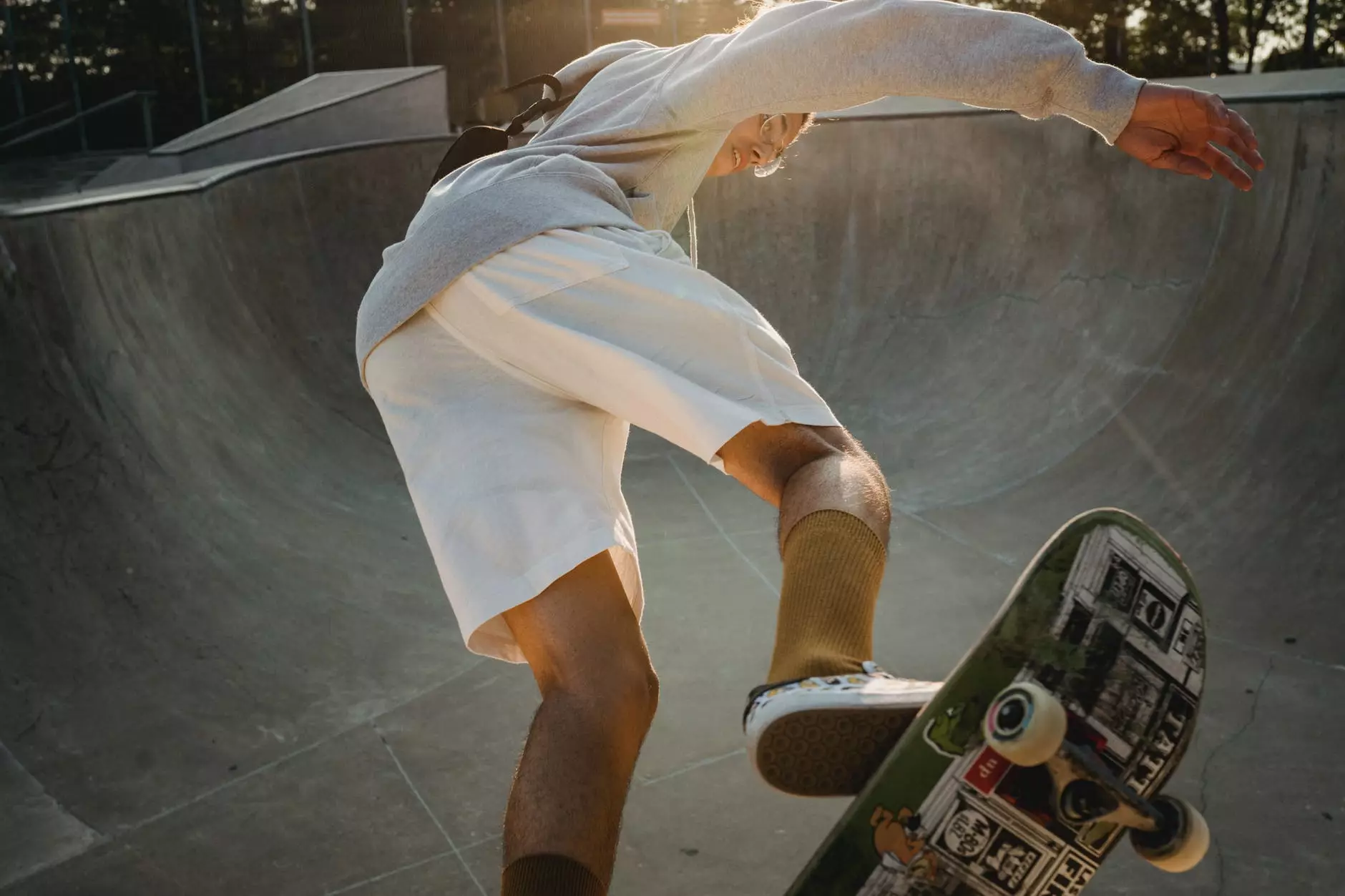 mladi klizač izvodi ollie štos na rampi u skate parku. Fotografija Budgerona Bacha na Pexels.com