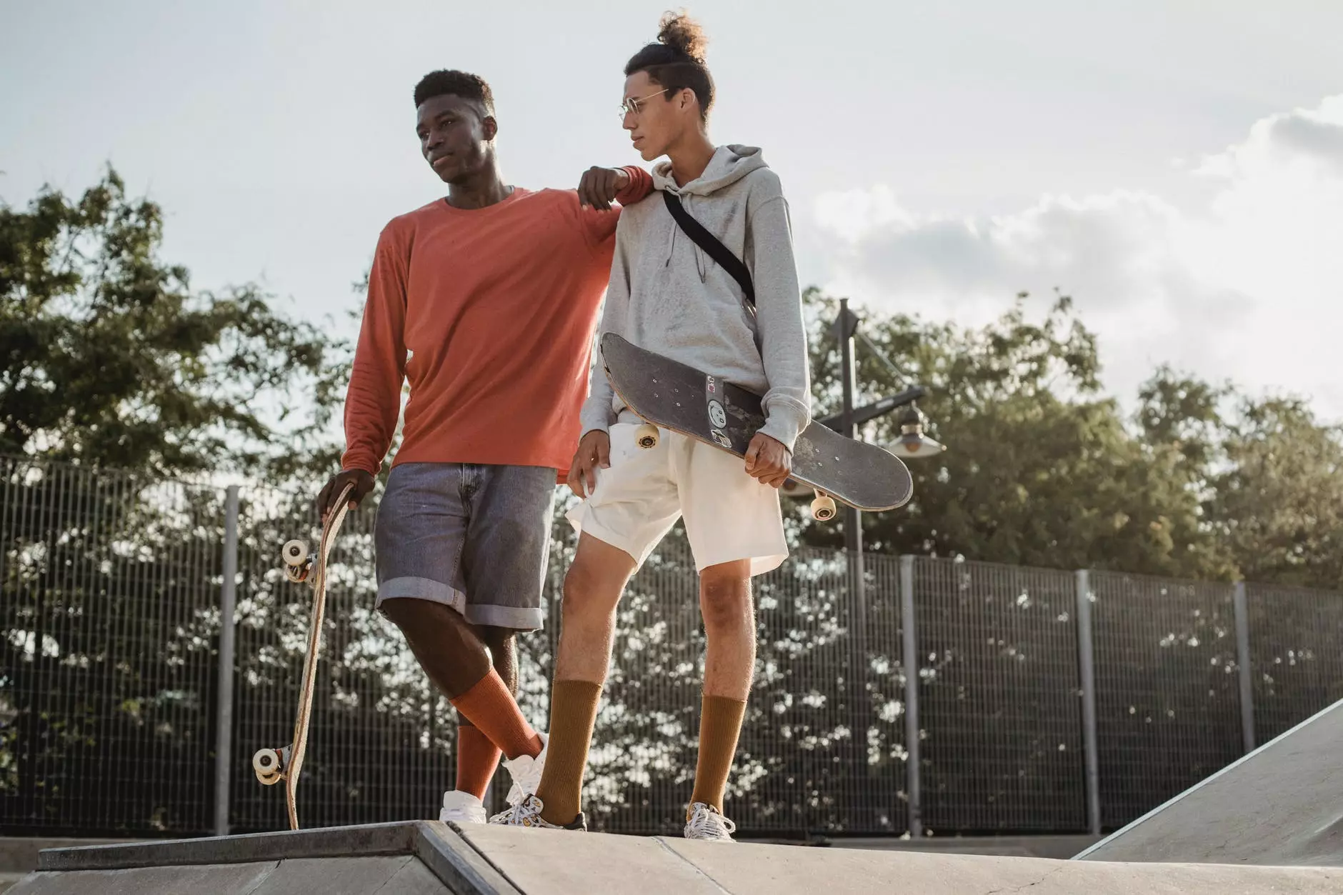 homes serios na rampa no parque de skate. Foto de Budgeron Bach en Pexels.com